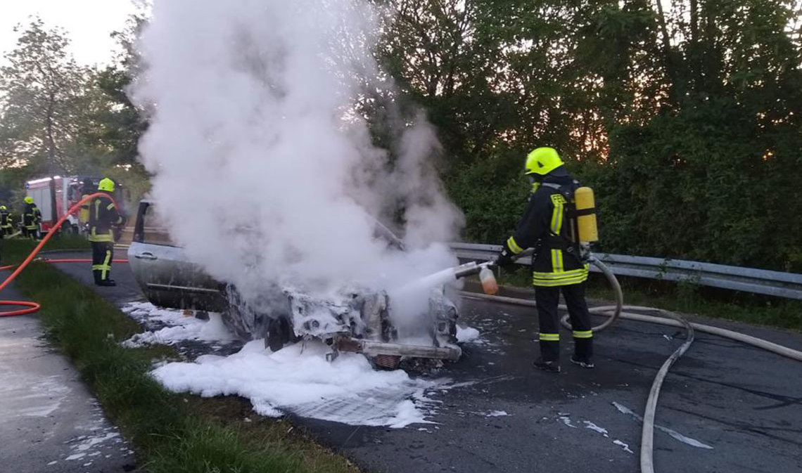 Auto fängt während der Fahrt Feuer OberbergAktuell