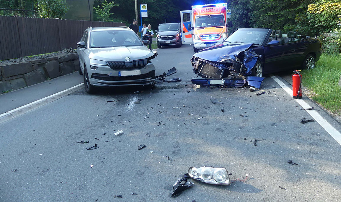 Zwei Schwerverletzte bei Frontalzusammenstoß - Oberberg-Aktuell