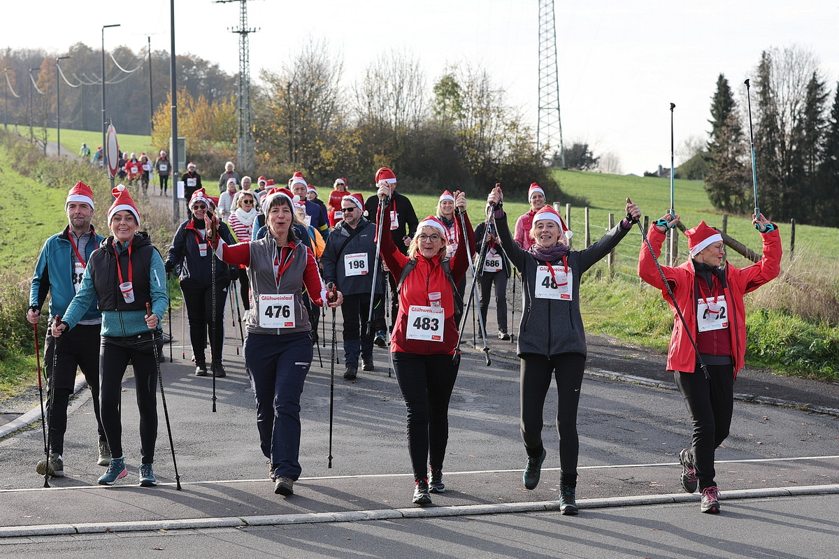 /2022/11/27-11-2022gluehlaufg%2001.JPG