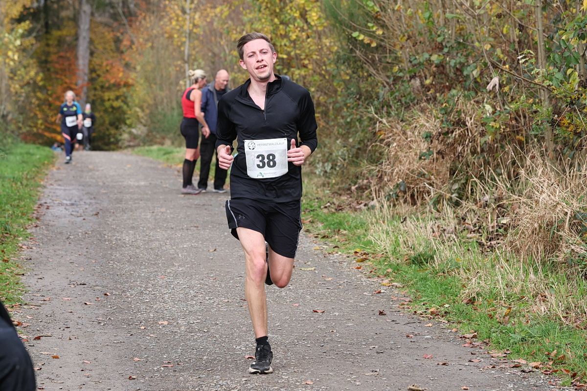 /2025/11/02-11-2025waldlaufg%2022.JPG
