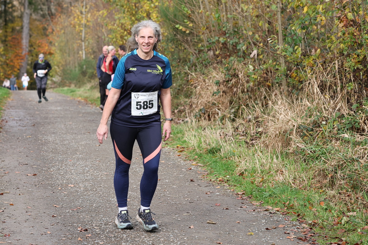 /2025/11/02-11-2025waldlaufg%2023.JPG