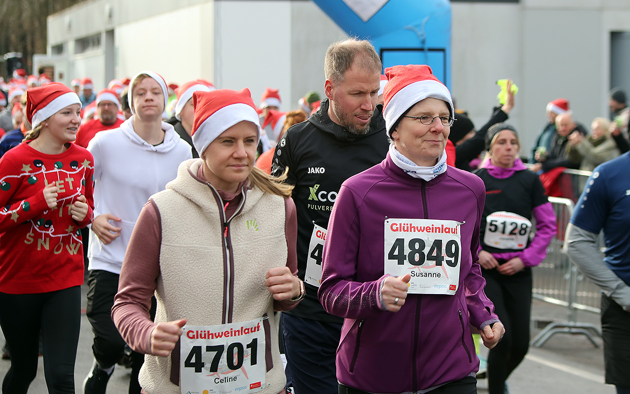 /2025/11/29-11-2025-gluehweinlauf-Mhagen-008.JPG