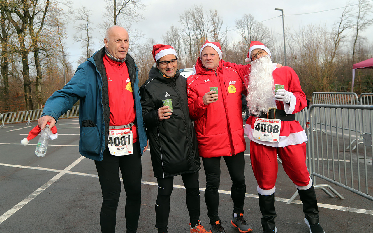 /2025/11/29-11-2025-gluehweinlauf-Mhagen-016.JPG