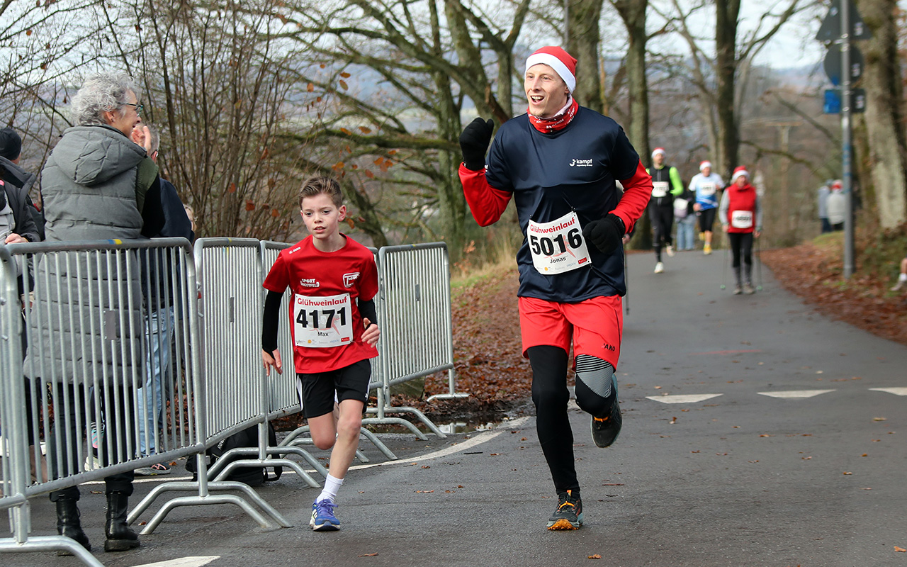 /2025/11/29-11-2025-gluehweinlauf-Mhagen-047.JPG