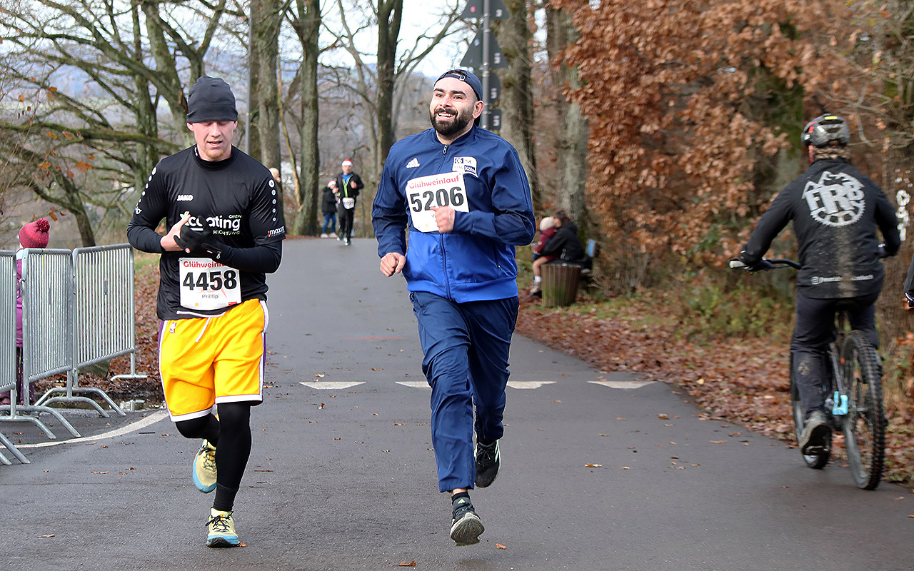 /2025/11/29-11-2025-gluehweinlauf-Mhagen-050.JPG