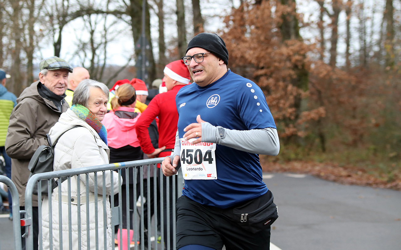 /2025/11/29-11-2025-gluehweinlauf-Mhagen-059.JPG