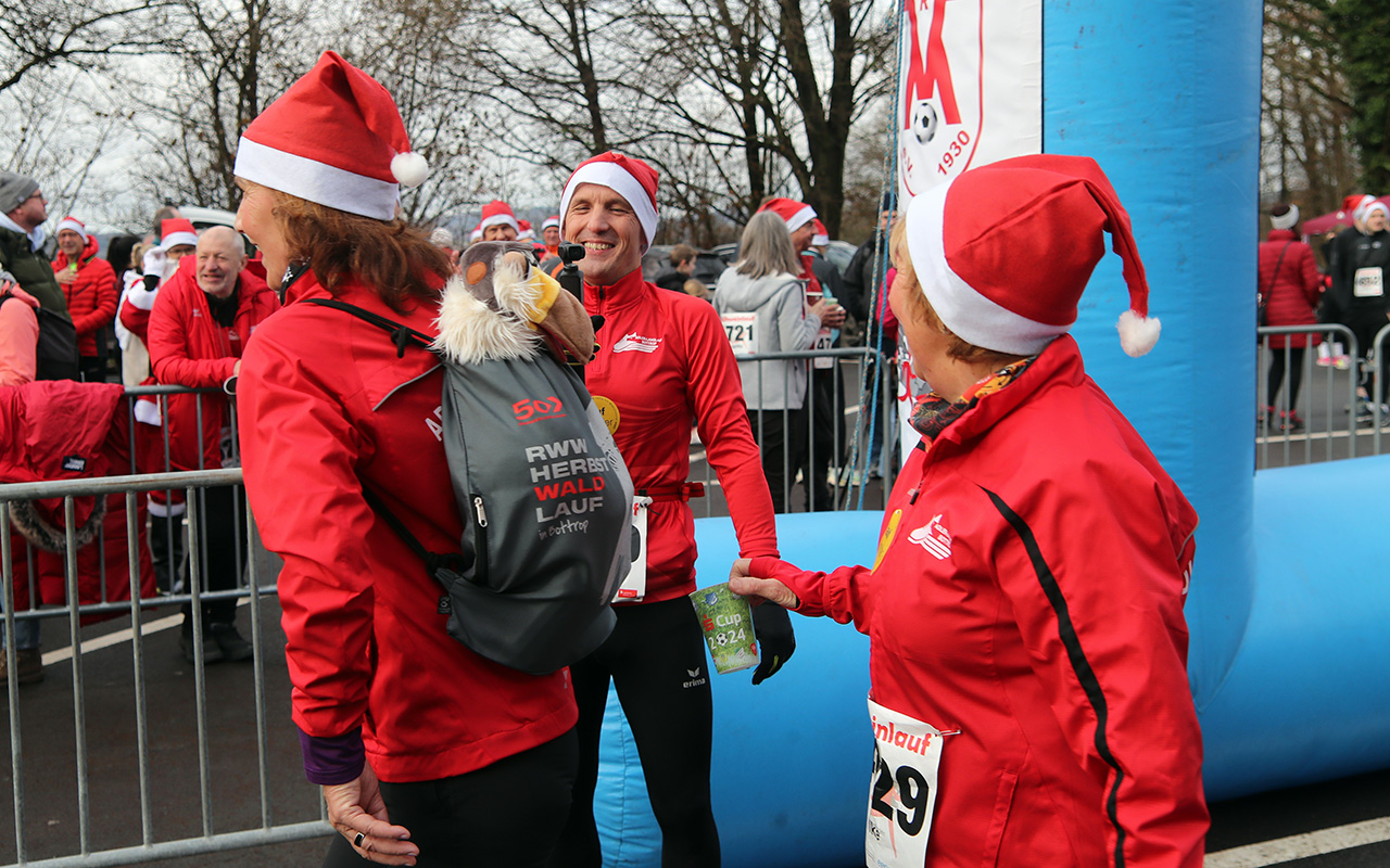 /2025/11/29-11-2025-gluehweinlauf-Mhagen-066.JPG
