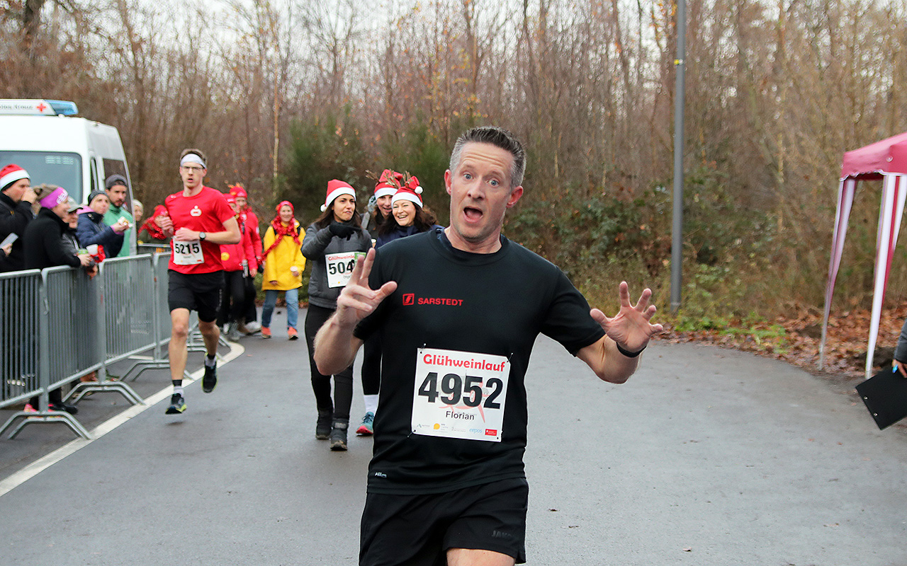 /2025/11/29-11-2025-gluehweinlauf-Mhagen-095.JPG
