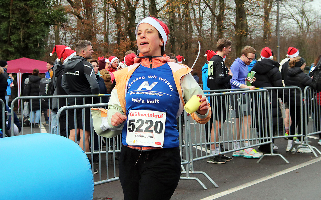 /2025/11/29-11-2025-gluehweinlauf-Mhagen-107.JPG