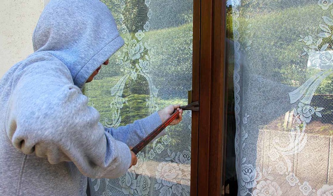 Einbrecher springen aus dem Fenster OberbergAktuell